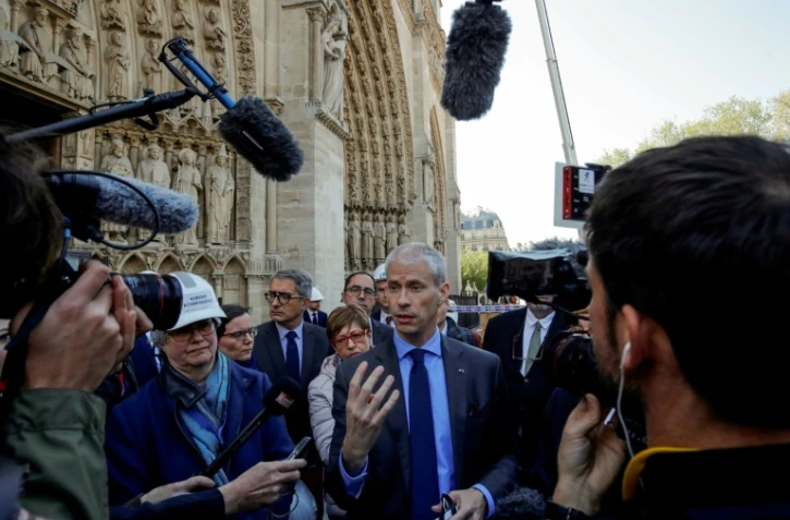 Franck Riester (C) s'exprime sur le parvis de la cathédrale le 19 avril 2019