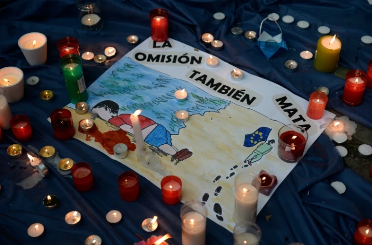 Un dessin réalisé par un enfant espagnol en souvenir du petit Aylan, lors d'une veillée le 4 septembre 2015 à la gare de Barcelone