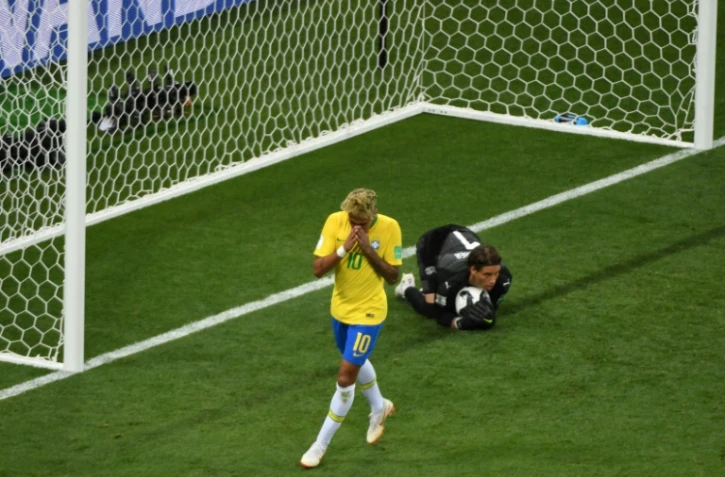 La star Neymar Jr a longtemps buté sur le gardien suisse Yann Sommer Neymar pour l'entrée du Brésil dans le Mondial russe, le 17 juin 2018 à Rostov