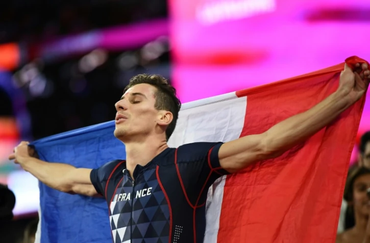 Le Français Pierre-Ambroise Bosse  savoure sa victoire en finale du 800 m aux Mondiaux, le 8 août 2017 à Londres 