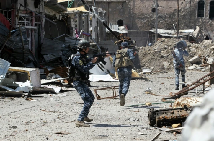 Des soldats des forces irakiennes en patrouille dans la vieille ville de Mossoul, le 15 avrl 2017