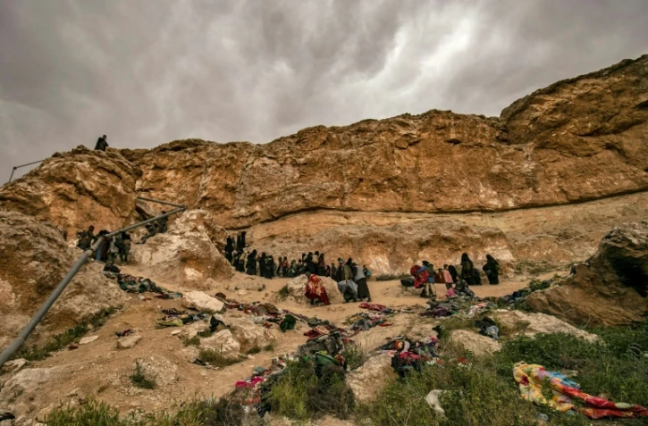 Des membres présumés du groupe Etat islamique fuient le dernier réduit de l'EI à Baghouz dans l'est de la Syrie, le 14 mars 2019