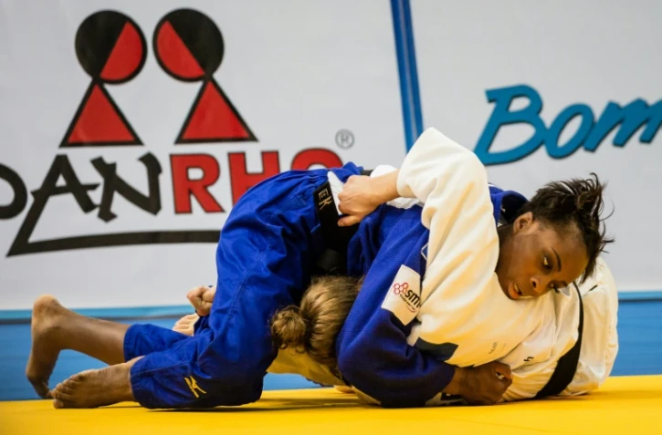 La judoka Priscilla Gneto domine l'Allemande Theresa Stoll en finale des -57 kg aux Championnats d'Europe à Varsovie, le 7 aavril 2017