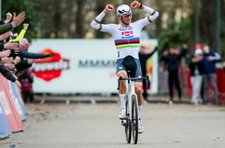 Le Néerlandais Mathieu Van der Poel vainqueur de l'étape de Coupe du monde de cyclo-cross à Anvers, le 23 décembre 2023