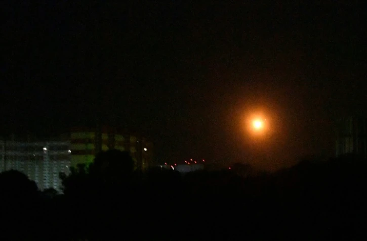 Explosion au-dessus de Kiev pendant une attaque russe de missiles sur la capitale ukrainienne, le 16 mai 2023