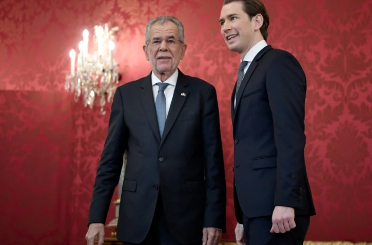 Le président du Parti populaire (OeVP) Sebastian Kurz (d) reçu par le président autrichien Alexander Van der Bellen au Palais Hofburg à Vienne le 20 octobre 2017
