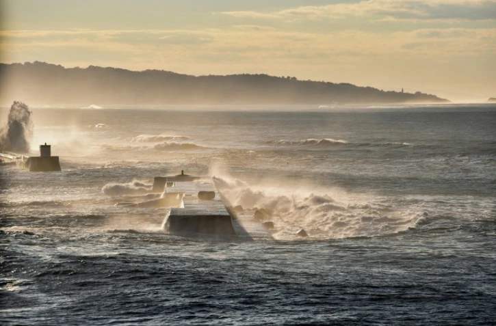 Le rivage balayé par de hautes vagues le 1er mars 2017 à Saint-Jean-de-Luz