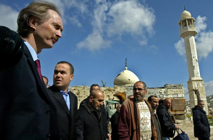 Le diplomate norvégien Geir Pedersen (à gauche) visite la ville dévastée de Bint Jbeil, au Sud-Liban, le 2 mars 2007