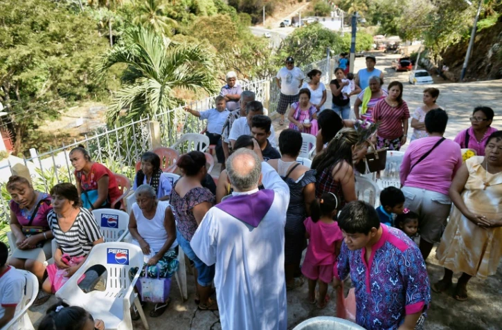 Le père Jesus Mendoza lors d'une messe près d'Acapulco, dans l'Etat de Guerrero, le 14 février 2018 