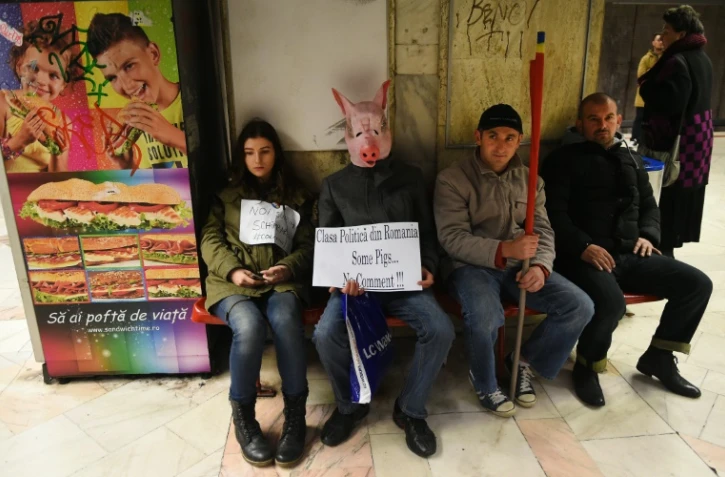 Des manifestants expriment leur colère contre la classe politique roumaine, le 7 novembre 2015 à Bucarest