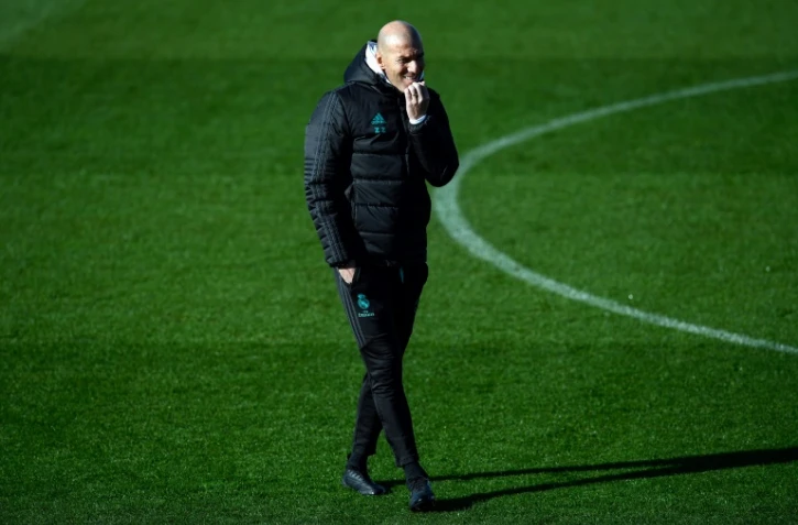 L'entraîneur français du Real Madrid, Zinédine Zidane, attend son équipe sur le terrain de Valdebebas à Madrid, le 26 janvier 2018