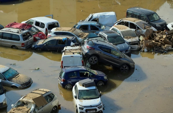 Des voitures empilées à Paiporta, au sud de Valence, dans l'est de l'Espagne, le 6 novembre 2024, à la suite d'inondations meurtrières