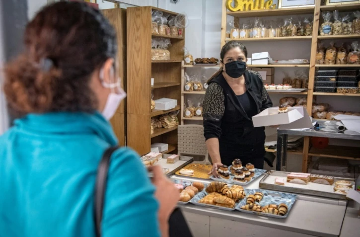Une juive marocaine achète des pâtisseries à la boulangerie casher "Madame Fhal" dans la ville portuaire de Casablanca, dans l?ouest du Maroc, le 11 décembre 2020