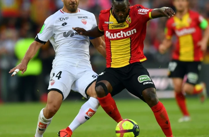 Le Lensois Arthur Yannick Gomis (d) à la lutte avec le Dijonnais Wesley Lautoa lors du barrage aller L1-L2, le 30 mai 2019 à Lens 