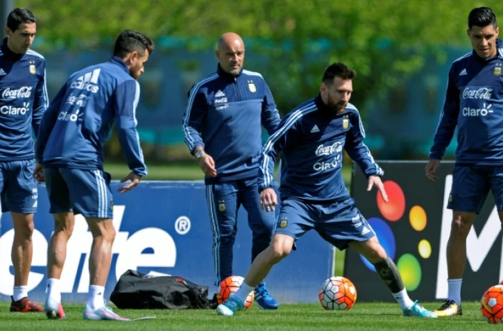L'attaquant vedette de l'Argentine Lionel Messi (c) lors d'une séance d'entraînement, le 7 octobre 2017 à Ezeiza en Argentine