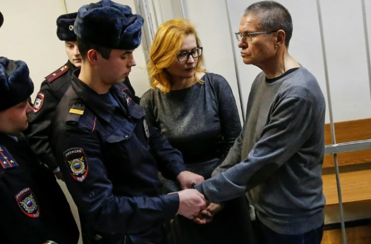 L'ex-ministre russe de l'Economie, Alexeï Oulioukaïev, est menotté par un policier après avoir été condamné à huit ans de camp pour corruption, le 15 décembre 2017 à Moscou