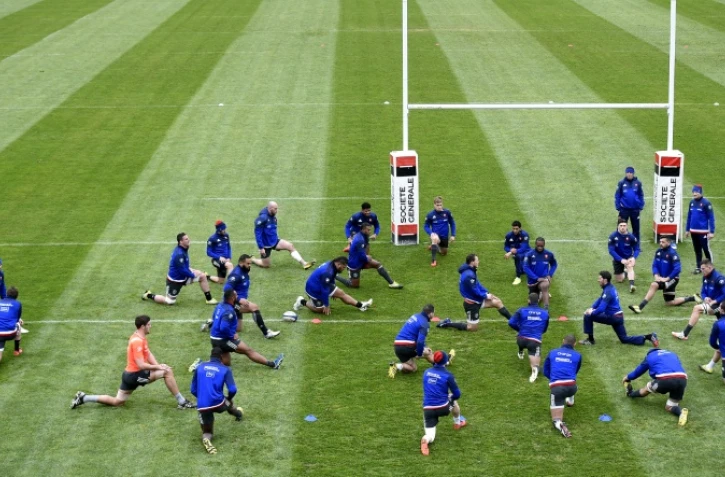 Séance d'étirements pour les joueurs du XV de France au centre national du rugby de Marcoussis, le 5 février 2016