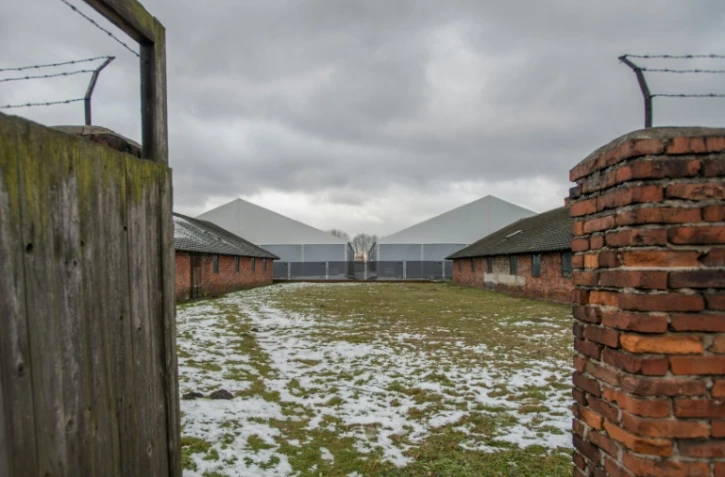 Des baraques du camp d'extermination nazi d'Auschwitz en Pologne photographiées le 2 décembre 2016