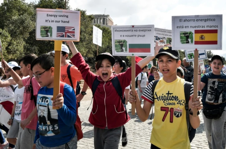 Des écoliers manifestent pour interpeller les gouvernements sur le réchauffement climatique, à Athènes le 17 mai 2019 