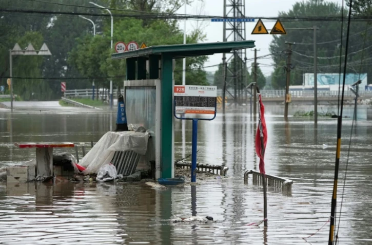 Une station de bus submergée près d'une rivière en crue, après de fortes pluies dans le district de Fangshan à Pékin, le 31 juillet 2023