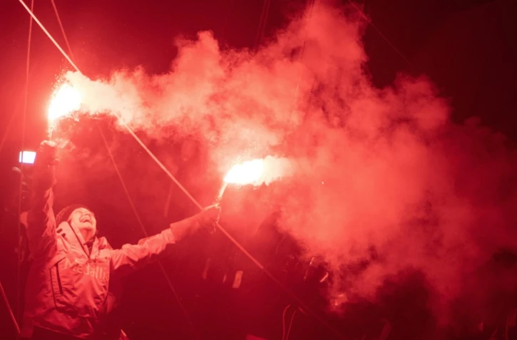 La Britannique Pip Hare exulte à son arrivée aux Sables-d'Olonne, le 11 février 2021