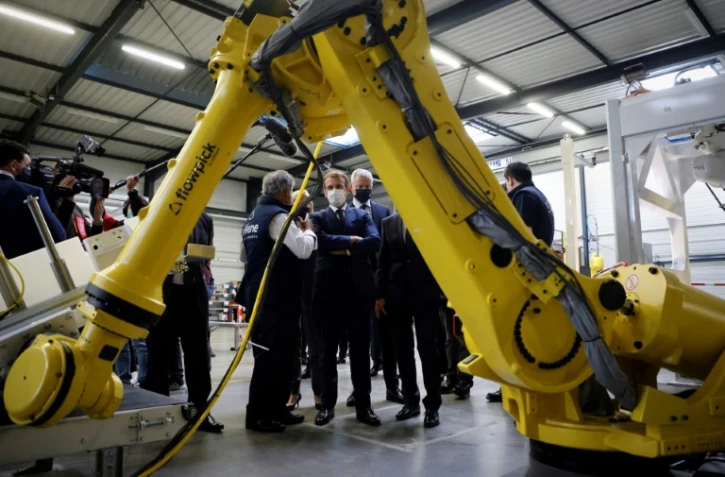 Emmanuel Macron visite les ateliers de Sileane qui fabrique des robots Ă Saint-Etienne dans la Loire le 25 octobre 2021