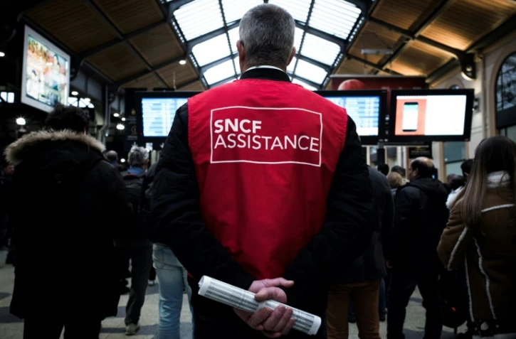 Un employé de la SNCF à la disposition des usagers gare Saint-Lazare à Paris, le 29 avril 2018