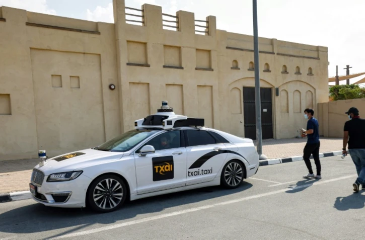 Un taxi sans conducteur de la société Txai, lors d'un essai public à Abou Dhabi, aux Emirats arabes unis, le 30 novembre 2021