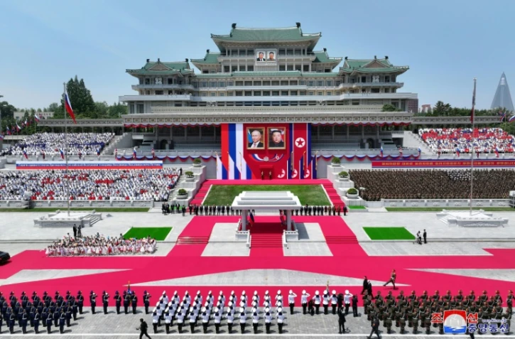Cérémonie d'accueil pour le président russe Vladimir Poutine sur la place Kim Il Sung à Pyongyang, le 19 juin 2024