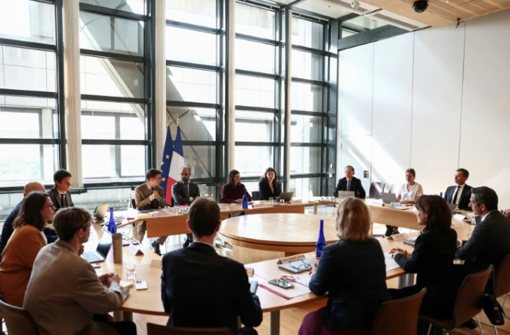 La secrétaire d'État chargée de l'IA et du numérique, Clara Chappaz (c,g), assiste à une réunion avec les autorités et les administrations concernées, le 26 août 2025 à Paris, après la mort en direct du streamer Raphaël Graven, dit Jean Pormanove