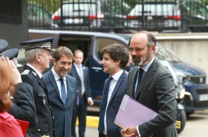 Le Premier ministre Edouard Philippe (d), accompagné par les ministres de l'Intérieur Christophe Castaner (2e g) et du Logement Julien Denormandie (2e d), rencontre le directeur général de la Police nationale, Frédéric Veaux (g), le 9 juin 2020 à Evry