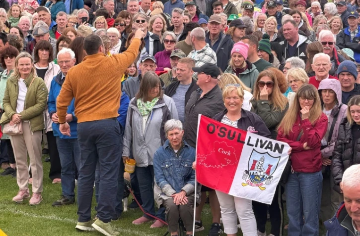 Des participants portant le même nom de Sullivan ou O'Sullivan, rassemblées dans le comté irlandais de Cork pour battre le record du monde du nombre de gens portant le même nom réunis en un seul lieu, le 30 mai 2026 à Castletownbere 