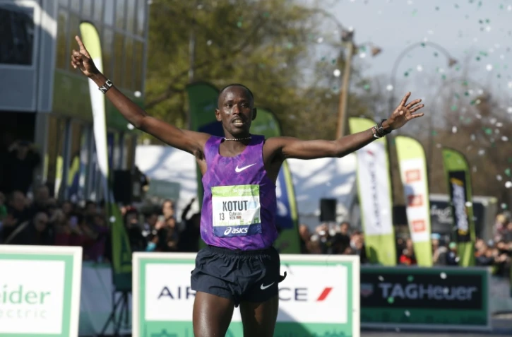 Le Kenyan Cybrian Kotut franchit la ligne d'arrivée du 40e marathon de Paris, le 3 avril 2016