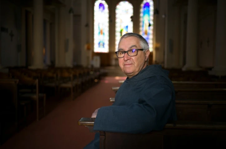 Le prêtre catholique Jean-Philippe Chauveau pose dans l'église Saint-Cécile à Boulogne-Billancourt en banlieue parisienne le 28 avril 2016