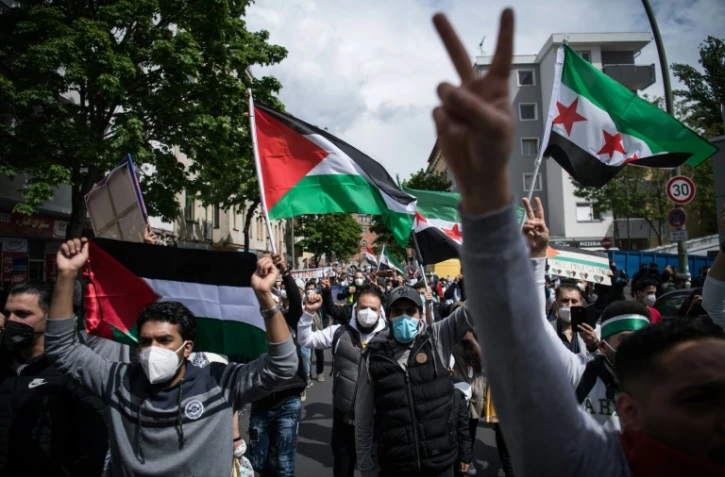 Des manifestants pro-palestiniens défilent dans les rues de Berlin le 15 mai 2021