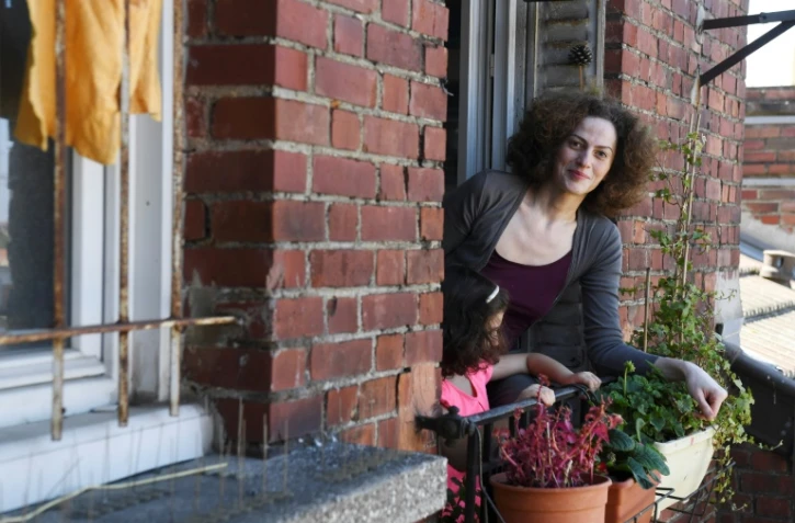 La réfugiée syrienne Dunia al-Dahhan à la fenêtre de son appartement, le 26 avril 2020 à Clamart, près de Paris