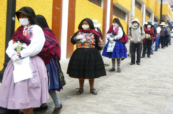 Une file d'attente devant une banque dans la ville de Puno, le 4 mai 2020