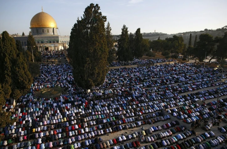 Des Palestiniens en prière sur l'esplanade des Mosquées le 24 septembre 2015 à Jérusalem