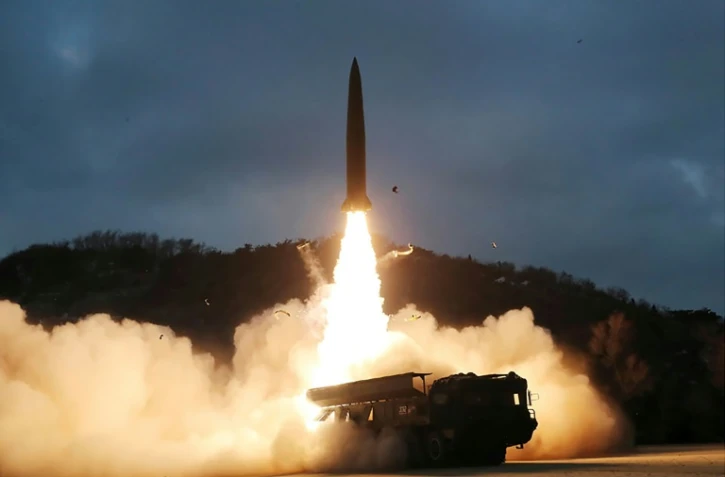 Image prise le 27 janvier et transmise le 28 janvier 2022 par l'agence nord-coréenne Kcna d'un tir de missile nord-coréen dans un endroit non précisé