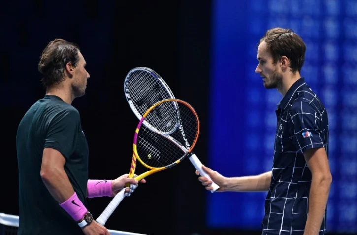 Daniil Medvedev (à droite) et Rafael Nadal au terme de leur match de demi-finale des Masters à Londres, le 21 novembre 2020