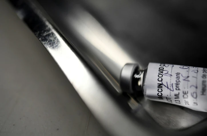 Un flacon vide du vaccin contre le Covid-19 de Pfizer-BioNtech le 2 mars 2021 Ă Garlan, dans l'ouest de la France