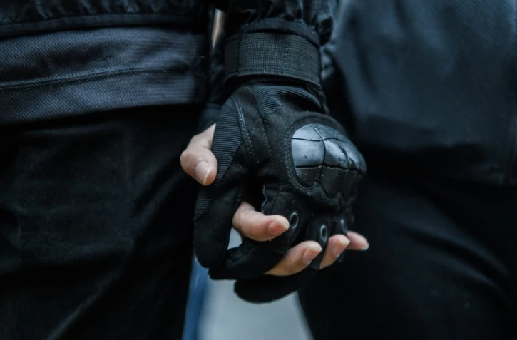 Etudiants, Abby, 19 ans, et Nick, 20 ans, se tiennent par la main, tissant leur histoire d'amour née dans les manifestations d'un long été hongkongais.