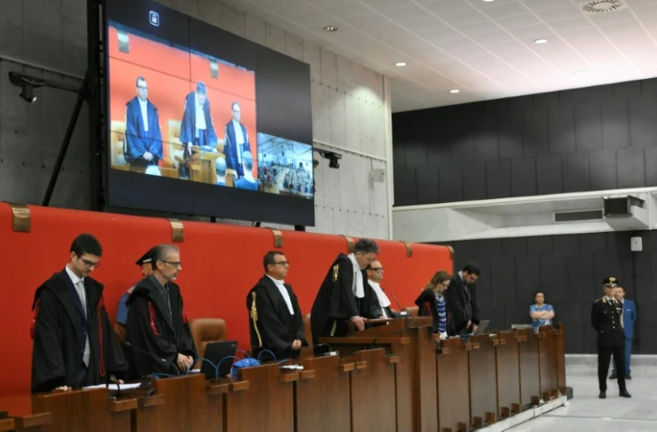 Le juge Paolo Lepri (c) prononce le verdict concernant l'effondrement du pont Morandi en 2018, au tribunal de Gênes, le 16 juillet 2026 en Italie