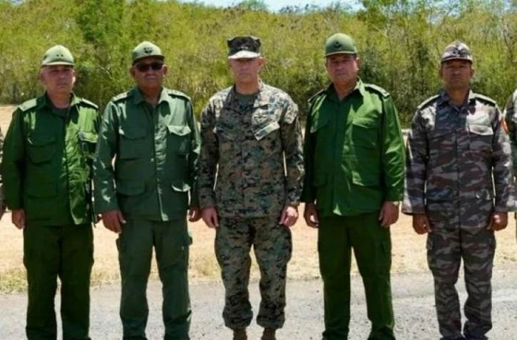 Une photo publiée par l'armée américaine montre le chef du commandement Sud américain, le général Francis L. Donovan (centre) entouré du chef d'état-major cubain, le général Roberto Legra Sotolongo (à sa droite) et d'autres responsables militaires cubains, le 29 mai 2026 dans la base navale de Guantanamo