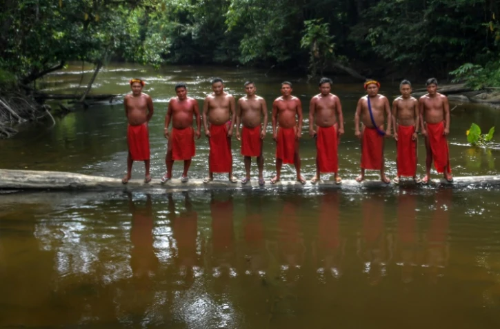 Des membres de la tribu amazonienne des Waiapi, sur la rivière Tucunapi, au sein d'une zone protégée dans l'Etat d'Amapa au Brésil, le 14 octobre 2017