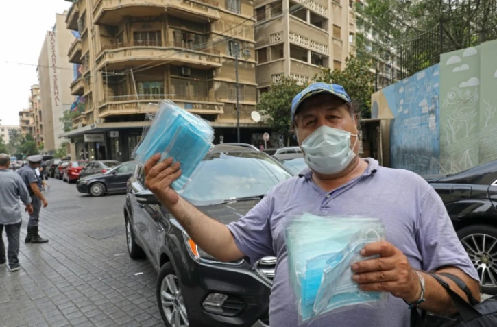 Un homme vend des masques de protection contre le coronavirus, à Beyrouth le 29 juillet 2020