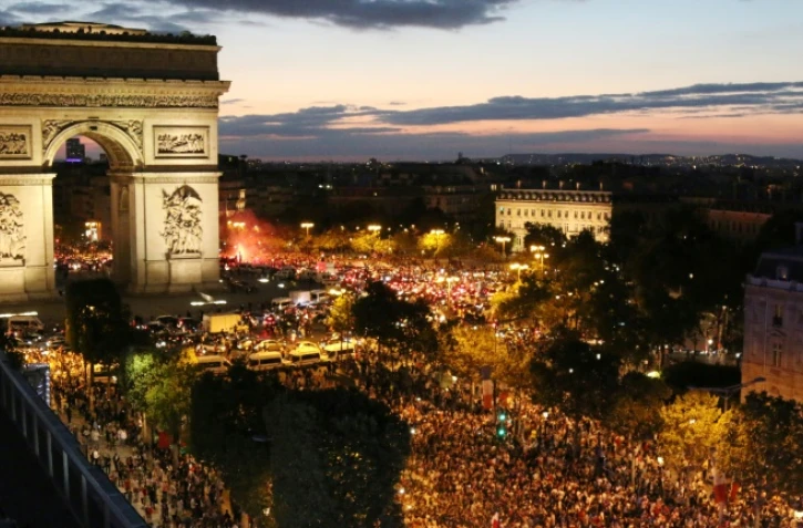 Foule de supporters sur les Champs Elysées après la qualif des Bleus en finale du Mondial en Russie, au détriment de la Belgique, le 10 juillet 2018