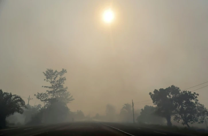L'air de l'île indonésienne de Kalimantan pollué par des fumées d'incendies de forêt, le 20 août 2026 en Indonésie