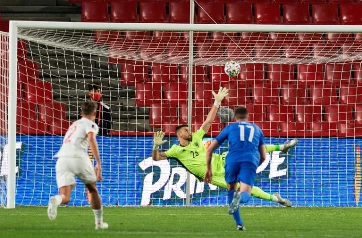 Le gardien espagnol Unai Simon battu sur penalty par Anastasios Bakasetas (#17) pour l'égalisation de la Grèce au stade de Los Carmenes à Grenade, le 25 mars 2021