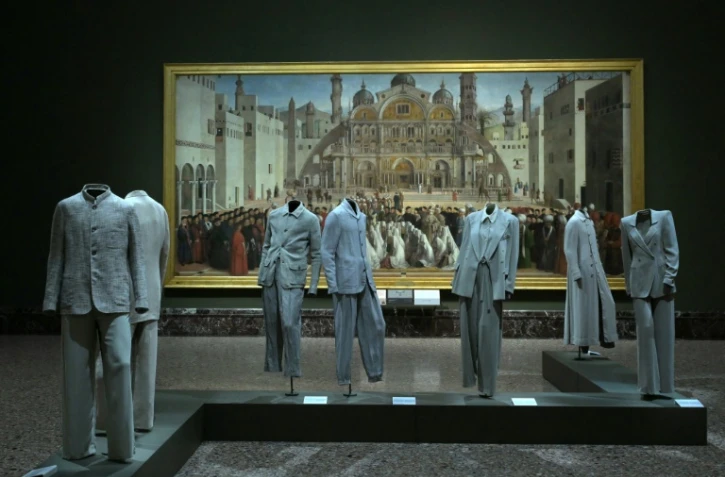 Des créations du styliste italien décédé Giorgio Armani lors de l'avant-première presse de l'exposition Giorgio Armani marquant le 50e anniversaire de la maison de couture, à la Pinacothèque de Brera à Milan, le 23 septembre 2025